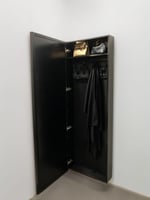 دولاب عبايات مبتكر مع باب للوحة جدارية