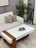 طاولة قهوة مستطيلة بلون أبيض وقاعدة خشبية – تصميم...