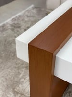 طاولة قهوة مستطيلة بلون أبيض وقاعدة خشبية – تصميم...