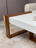 طاولة قهوة مستطيلة بلون أبيض وقاعدة خشبية – تصميم...