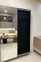 دولاب عبايات بمرآة متحركة - تصميم أنيق وعملي