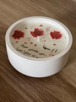 شمعة الوردالطبيعي مع العباره