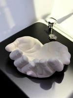 تحفه بتصميم كف اليد