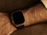 ساعة ذكية مربعة مع حزامين اسود و برتقالي