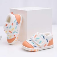 حذاء أطفال أبيض مع مقدمة برتقالية