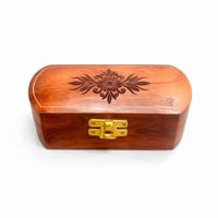 علبة حفظ خشبية مزخرفة بتصميم تراثي