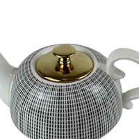 إبريق شاي خزفي بغطاء ذهبي وتصميم شبكي