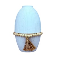 فازة ديكور سيراميكية بتفاصيل خشبية