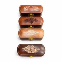 علبة حفظ خشبية مزخرفة بتصميم تراثي