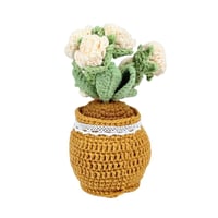 مزهرية كروشيه بزهور وردية