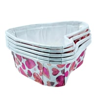 أوعية ورقية للحلا بشكل قلب مزخرفة بالقلوب