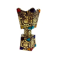 مبخرة تراثية مزخرفة بالأحجار الملونة