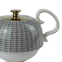 إبريق شاي خزفي بغطاء ذهبي وتصميم شبكي