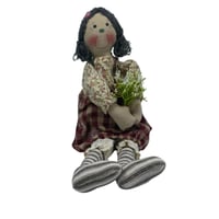 دمية قماشية ديكورية بباقة زهور