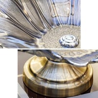 طبق تقديم معدني بقاعدة ذهبية