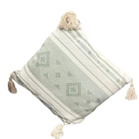 وسادة كنبة بنقشة هندسية مع شرابات