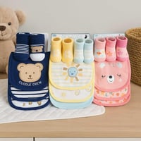 طقم مريلة وجوارب للرضّع – 3 مرايل + زوجين من الجوا...