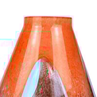 مزهرية زجاجية بتدرجات العنبر الدافئة