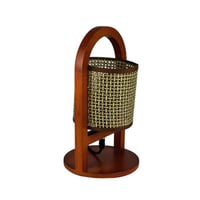 مصباح طاولة بتصميم خشبي وقاعدة من الخيزران