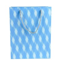 أكياس هدايا ورقية بنقش مربعات وألماسي