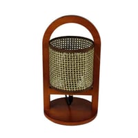 مصباح طاولة بتصميم خشبي وقاعدة من الخيزران