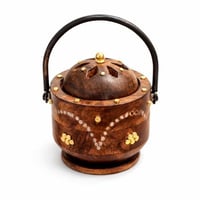 مبخرة خشبية فاخرة بغطاء قبة ومقبض معدني بتصميم ترا...