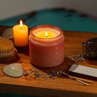 شمع مصنوع من الزجاج الوردي المزخرف بتصميم أنيق وجذ...