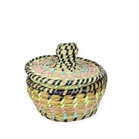 سلة خوص بغطاء مزخرف