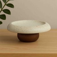 طبق تقديم زخرفي على شكل فطر من الحجر والخشب