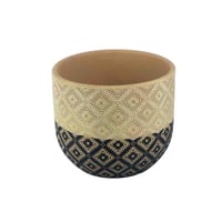 أصيص سيراميك مزخرف بنقوش تقليدية هندسية