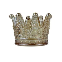حامل شموع زجاجي بتصميم التاج الملكي – لون كهرماني