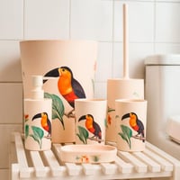 طقم اكسسوارات حمام بلاستيك بطبعة طيور استوائية – 6...