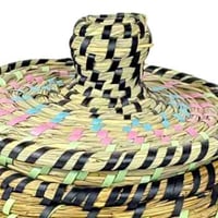 سلة خوص بغطاء مزخرف