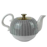 إبريق شاي خزفي بغطاء ذهبي وتصميم شبكي