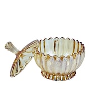 علبة تقديم زجاجية بغطاء – تصميم كلاسيكي مموج