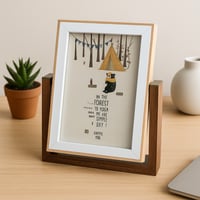 إطار صور خشبي بقاعدة دوّارة