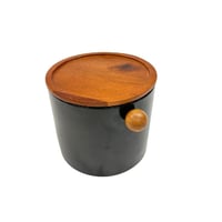 علبة تخزين سيراميك سوداء بغطاء خشبي ومقابض جانبية