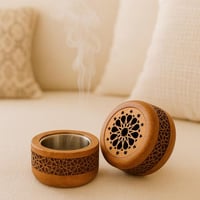 مبخرة خشبية اسطوانية بغطاء محفور وتصميم زخرفي