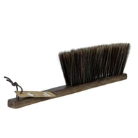 فرشاة يدوية للتنظيف.