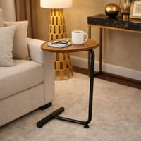 طاولة جانبية ذكية بشكل C بسطح خشبي وقاعدة معدنية