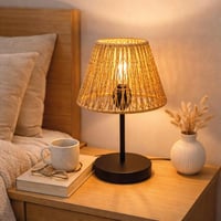 مصباح طاولة بغطاء راتان وقاعدة معدنية