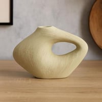 مزهرية ديكور سيراميكية بتصميم عضوي منحني