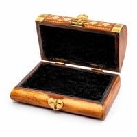 صندوق خشبي فاخر مزخرف بتطعيم نحاسي مع بطانة داخلية...