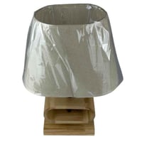 مصباح طاولة خشبي بلمسة هندسية فاخرة