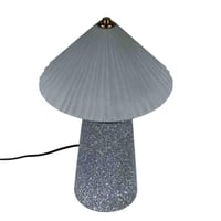 مصباح طاولة بتصميم حجري وغطاء مخروطي