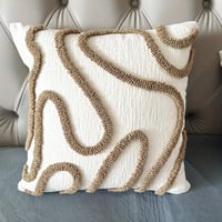 وسادة بخطوط مينيمالية أنيقة