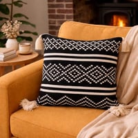 وسادة -خداديات بنقشة هندسية مع شراريب قطنية