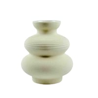 فازة خزفية بيج بتصميم منحوت عصري