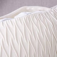 وسادة تزيين بلون موحد ونقش بارز