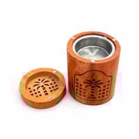 مبخرة خشبية اسطوانية بنقش نخلة مع غطاء مزخرف ووعاء...